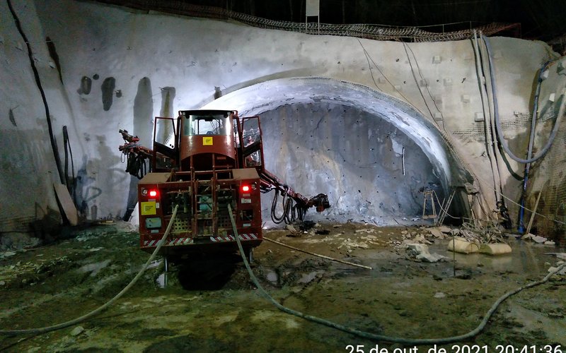 2021-10-25 - km 225+550 - supervisão noturna  T3N perfuração jumbo pista sul