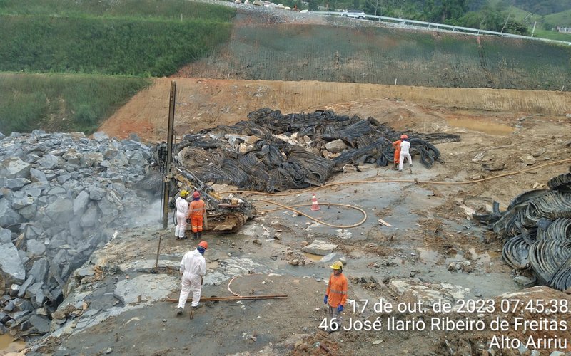 2023-02-25- km 222+500- T2N- Perfuração e carregamento